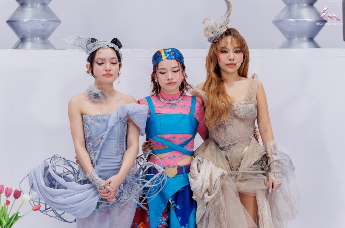 Vũ Thảo My (phải) dừng cuộc chơi trước Châu Bùi (trái) và Lâm Bảo Ngọc tại vòng loại trừ.