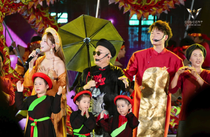 Ca sĩ Hòa Minzy và NSƯT Xuân Hinh, Tuấn Cry thể hiện bản HIT "Bắc Bling". Ảnh: VTV