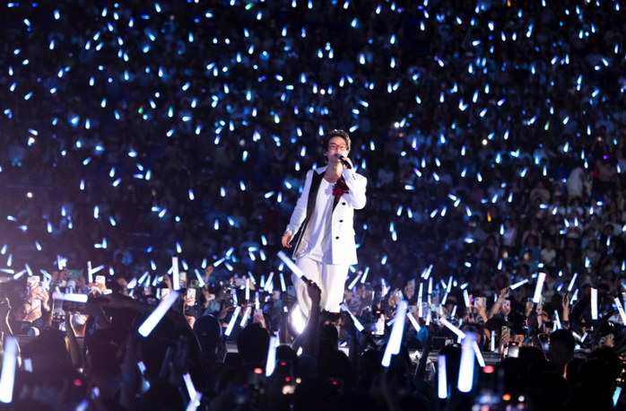 Ca sĩ Hà Anh Tuấn thể hiện các ca khúc được yêu mến như "Tháng tư là lời nói dối", "Tháng mấy em nhớ anh", "Địa đàng", "Hoa hồng"