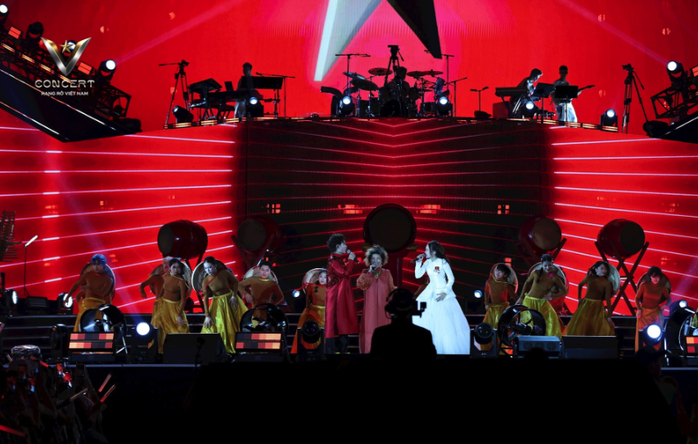 NSND Thanh Hoa, ca sĩ Phương Mỹ Chi, ca sĩ Trúc Nhân biểu diễn ca khúc "Made in Việt Nam". Ảnh: VTV