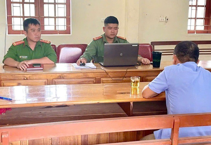 Công an làm việc với ông P.V.B., người đăng video sai sự thật gây hoang mang dư luận. Ảnh: V. Hậu