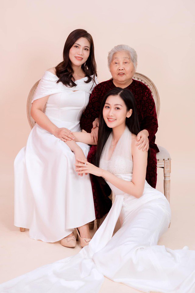 Nàng hậu chụp hình cùng mẹ và bà ngoại.