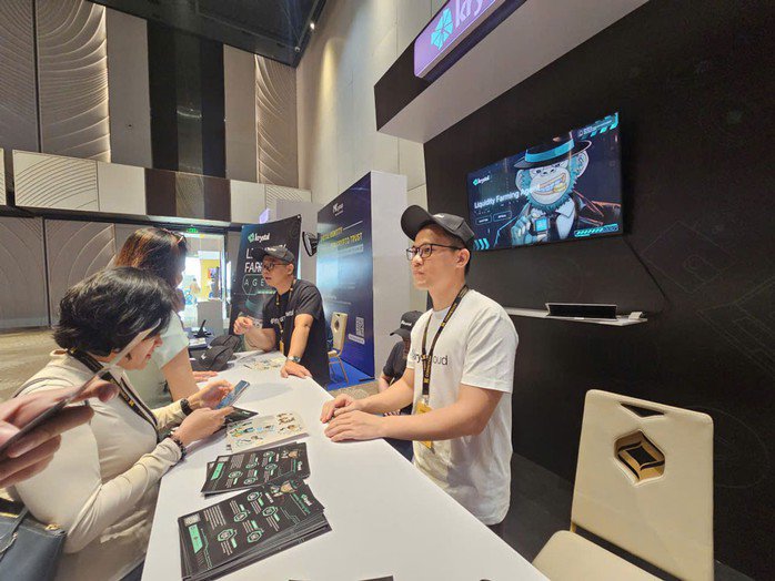 Khách tham dự tìm hiểu các dự án công nghệ Blockchain tại Ngày hội Công nghệ TPHCM - Conviction 2025, ngày 9-8