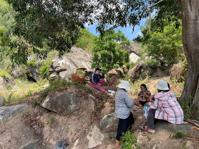 Người nhà của nạn nhân tìm kiếm tại khu vực núi Hoàng Ngưu Sơn, phường Nam Nha Trang