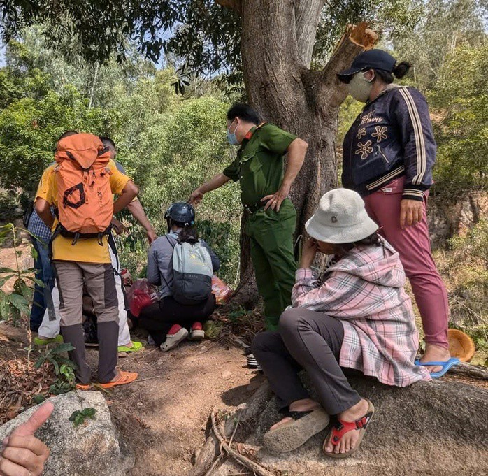 Cơ quan chức năng và người nhà lên núi Hoàng Ngưu Sơn để tìm kiếm