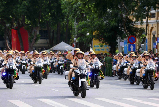 Dàn mô tô đặc chủng hiện đại của lực lượng CSGT TP Hà Nội thực hiện nhiệm vụ tuần tra, kiểm soát