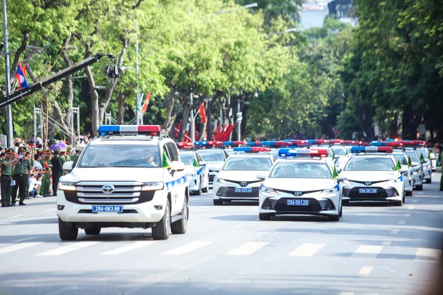 Đội hình xe Camry dẫn đoàn của Công an Hà Nội