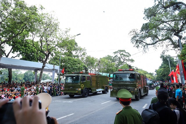 Xe phun nước chống bạo loạn được trang bị hệ thống điều khiển hiện đại, sử dụng vòi phun nước để giải tán đám đông, chữa cháy hiệu quả