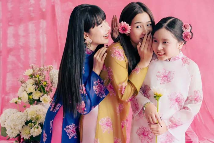 Lưu Hương Giang hạnh phúc bên 2 con gái. Ảnh: FBNV.