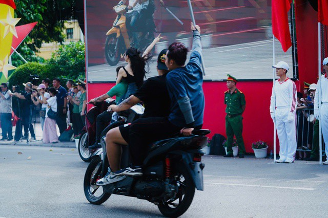 Theo kịch bản, nhóm thanh thiếu niên đi xe máy 