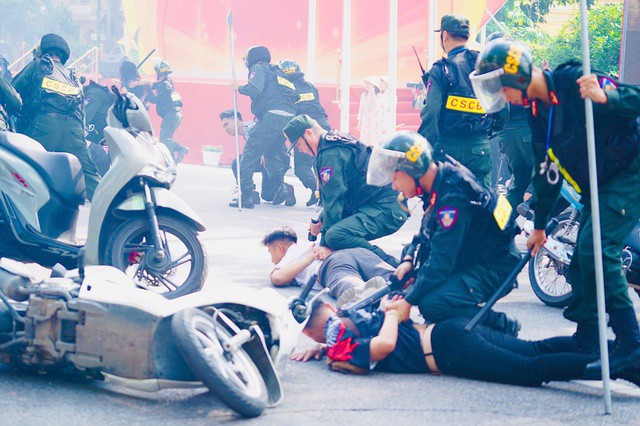 Sau đó, toàn bộ nhóm 
