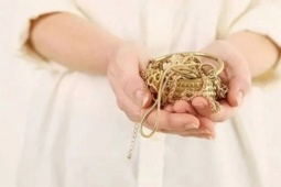Sau khi chia tay, cô gái phát hiện toàn bộ trang sức vàng bị bạn trai cũ đánh tráo thành đồ giả