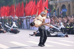 Bạn trẻ - Cuộc sống - Danh tính nữ Cảnh sát giao thông kẹp cổ "báo thủ" gây xôn xao