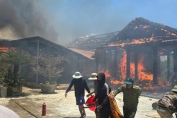 5 căn nhà gỗ quý bốc cháy dữ dội, thiệt hại khoảng 7 tỷ đồng