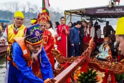 Độc đáo lễ rước nước giữa sông Hồng ở làng gốm cổ