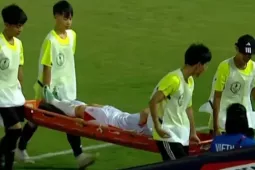 Tiền vệ tuyển nữ Việt Nam rời sân bằng xe cấp cứu