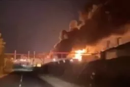 Thế giới - Bị máy bay không người lái tập kích, nhà máy lọc dầu Nga bốc cháy dữ dội