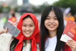 Giải trí - Khán giả trẻ đến Mỹ Đình từ sớm chờ ‘Tổ quốc trong tim’