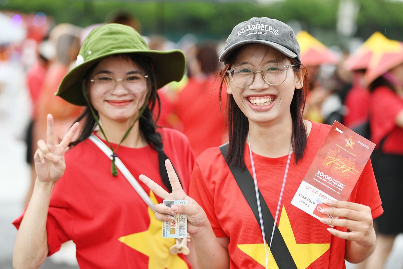 Hàng nghìn bạn trẻ mặc áo cờ đỏ sao vàng.