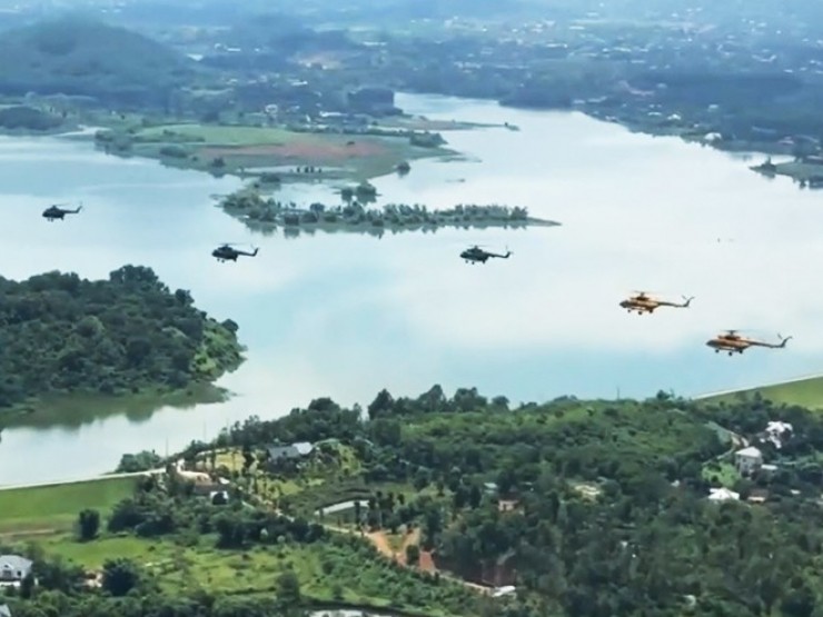 10 trực thăng quân sự hợp luyện diễu binh theo đội hình nào?