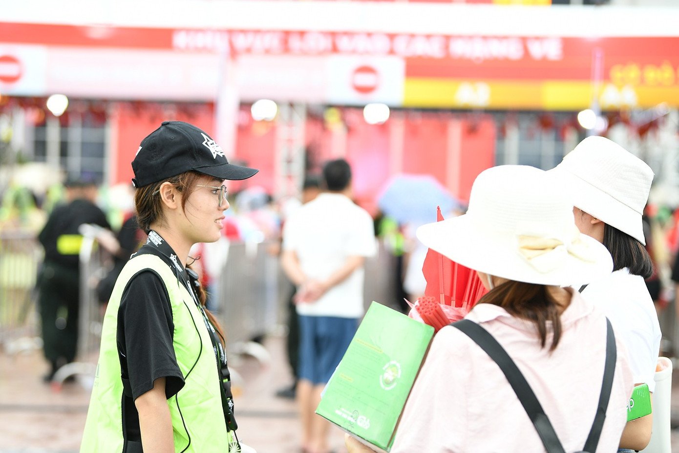 Hàng dài khán giả xếp hàng tham dự sự kiện.