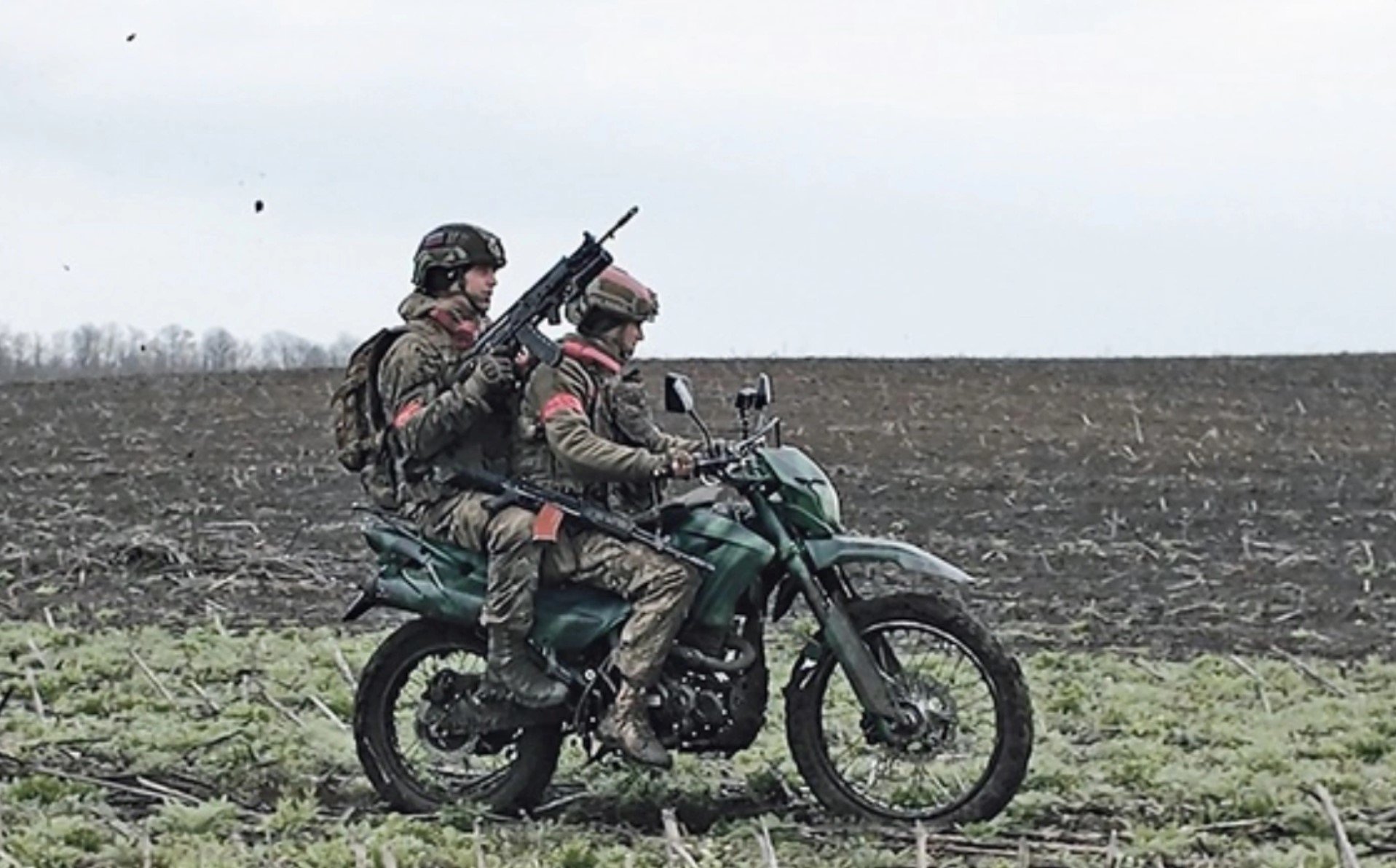 Binh sĩ quân đội Nga di chuyển trên xe gắn máy. Ảnh: Militarnyi.