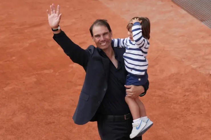 Nadal bế con trai Rafa Junior trên tay