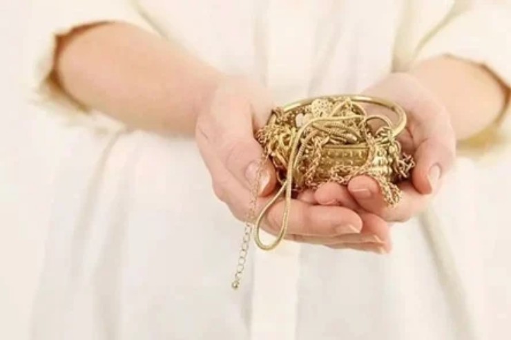 Bạn trai lén tráo vàng giả.