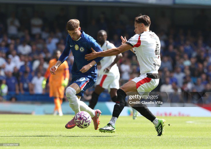 Chelsea (áo xanh) tấn công ấn tượng