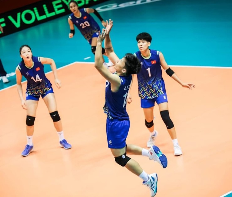 Đặng Hồng (đang bật nhảy) là người ghi nhiều điểm nhất sau 3 lượt trận vừa qua ở giải bóng chuyền U21 thế giới 2025