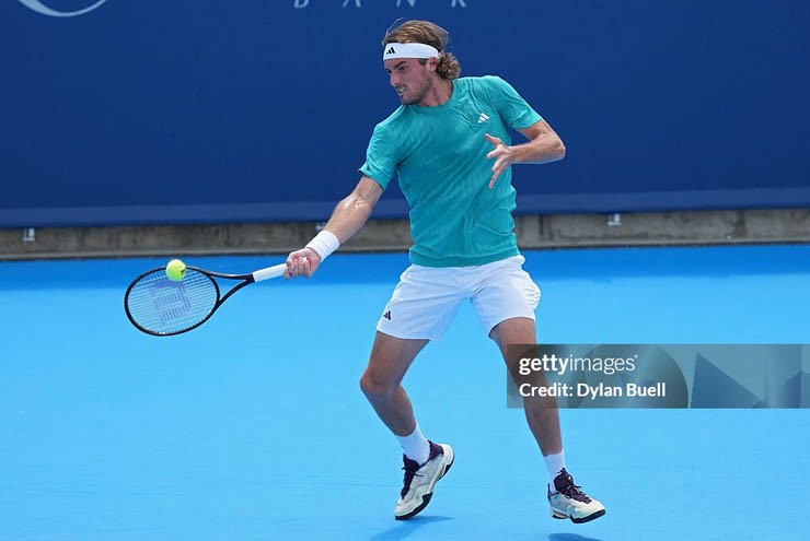 Tsitsipas thi đấu nỗ lực