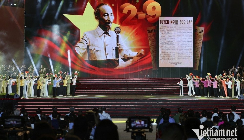 &#39;Dưới cờ vinh quang&#39; - trường ca nghệ thuật tôn vinh Quân đội nhân dân Việt Nam - 1