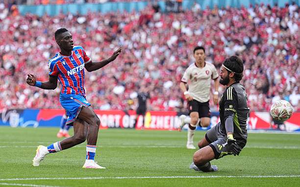 Sarr gỡ hòa 2-2 cho Palace