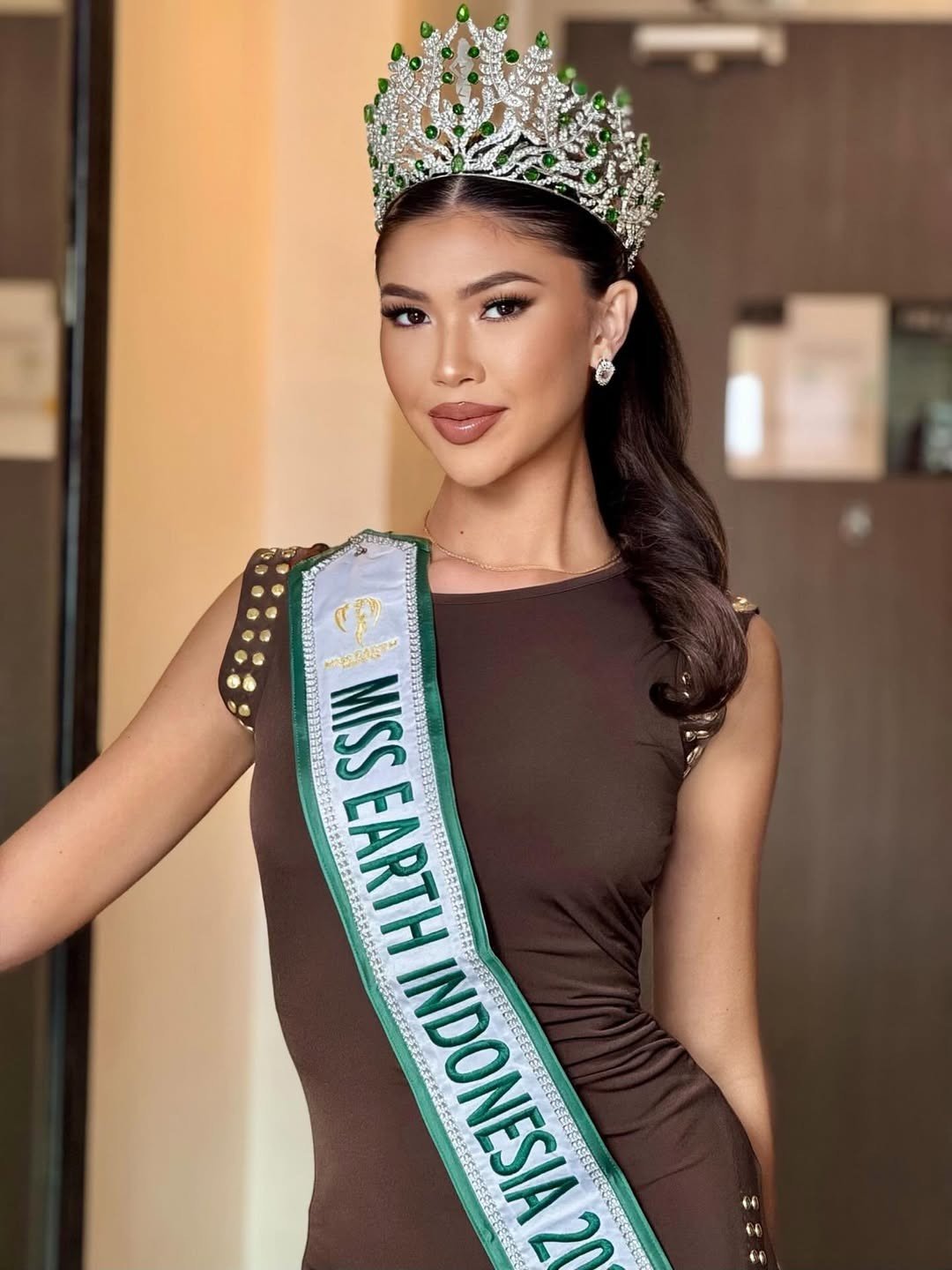 Cô gái cao 1,85 m đăng quang hoa hậu - 1