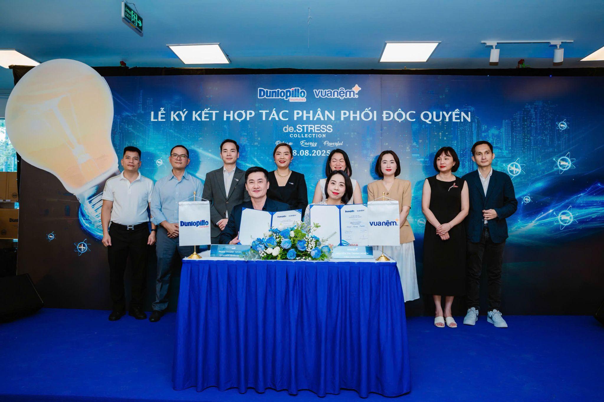 Đại diện Dunlopillo và Vua Nệm trong buổi ký kết hợp tác.