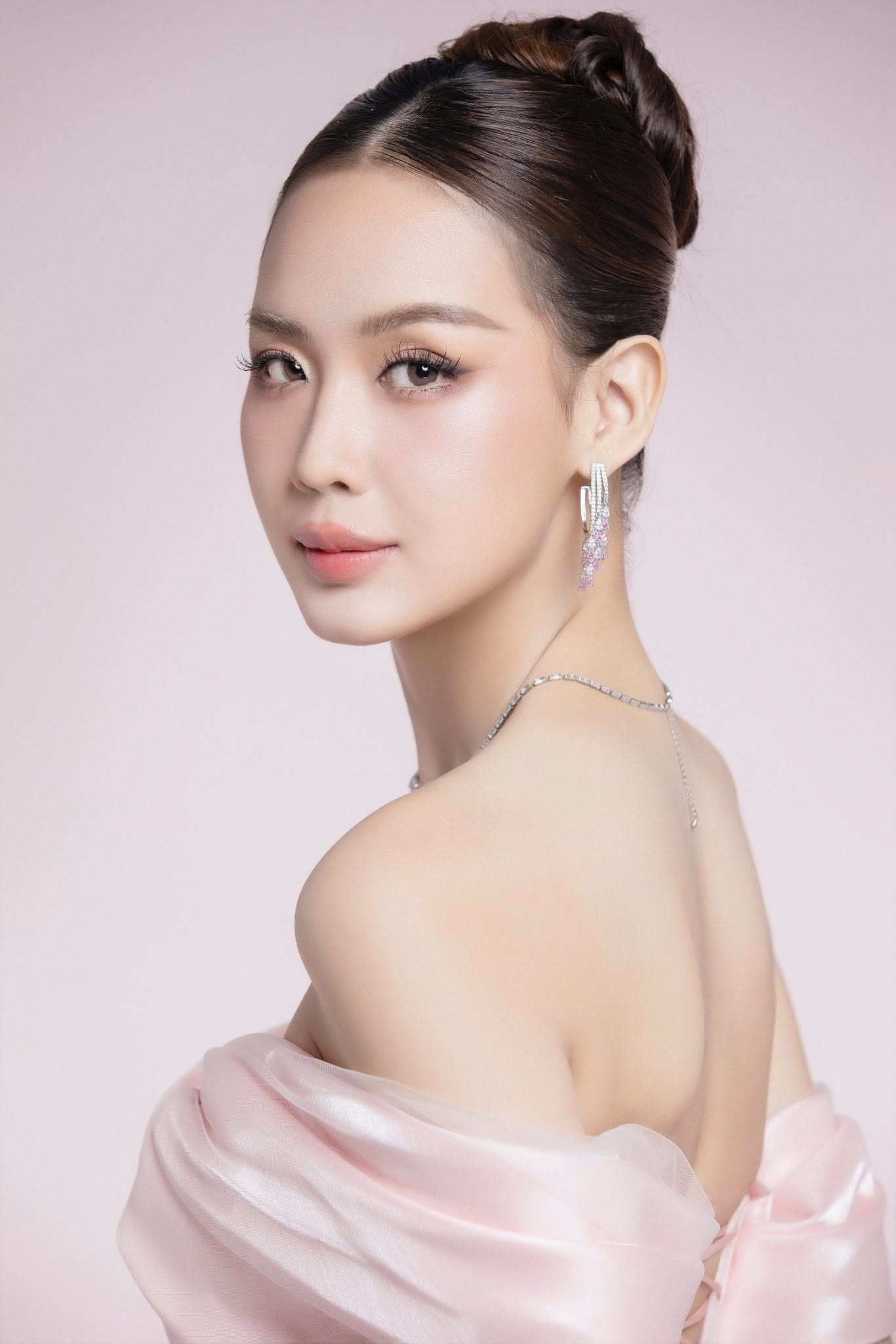 Hoa hậu gốc Cần Thơ khoe &#39;gia tài&#39; đáng nể ở tuổi 24 - 2