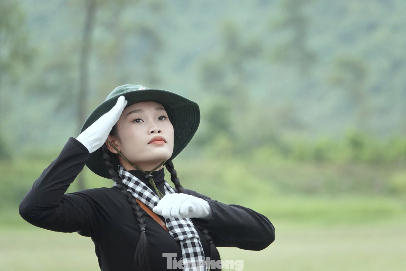 Những Khối trưởng Khối diễu binh luôn để lại ấn tượng sâu sắc cho người dân bởi phong thái đĩnh đạc. Ảnh: Nguyễn Minh (TPO).
