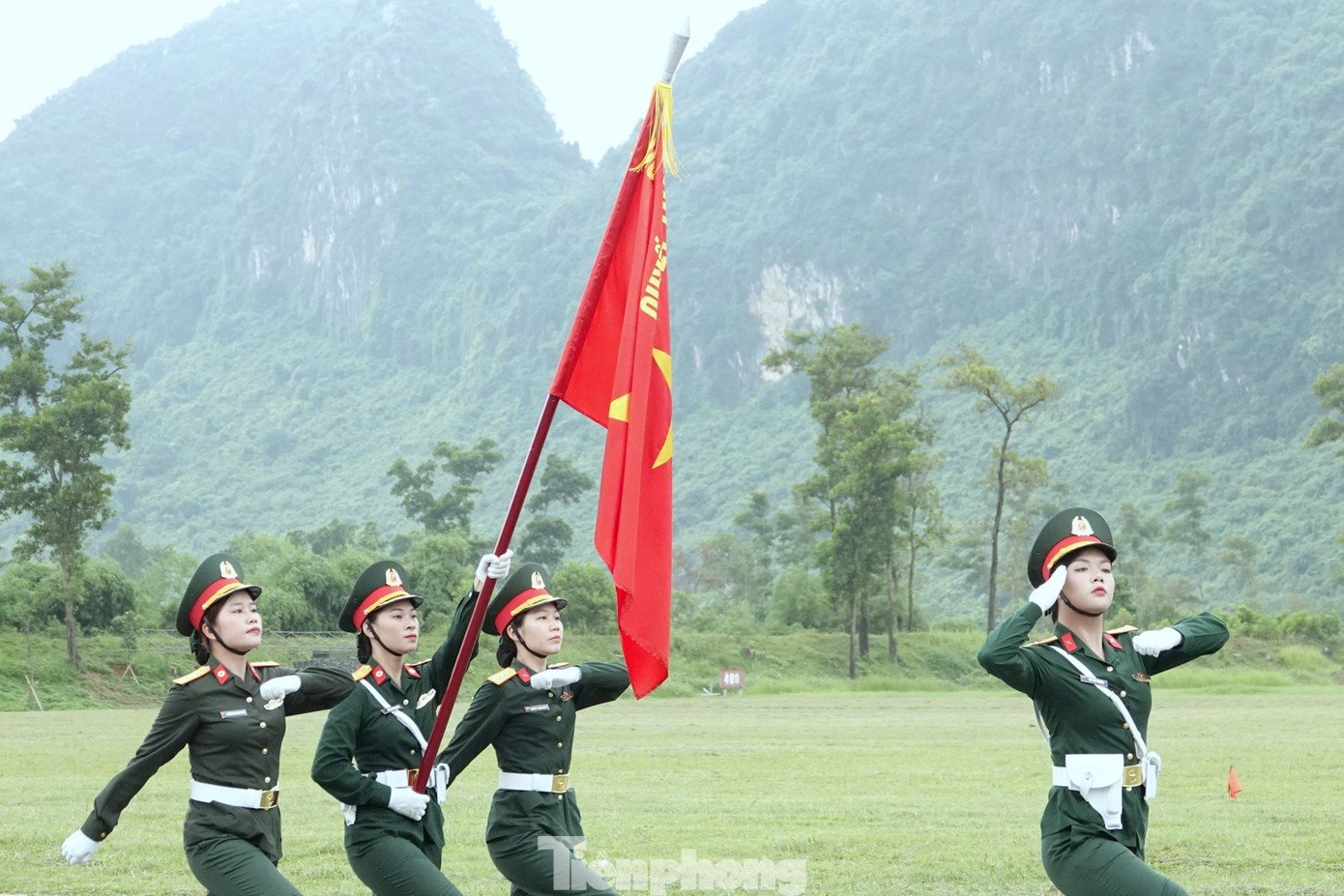 Dù lễ phục hay quân phục mới, với tinh thần cơ động, sải chân thẳng tắp, phong thái tự tin của Trung uý Ngô Lâm Phương đều thu hút. Ảnh: Nguyễn Minh - Công Hướng (TPO).
