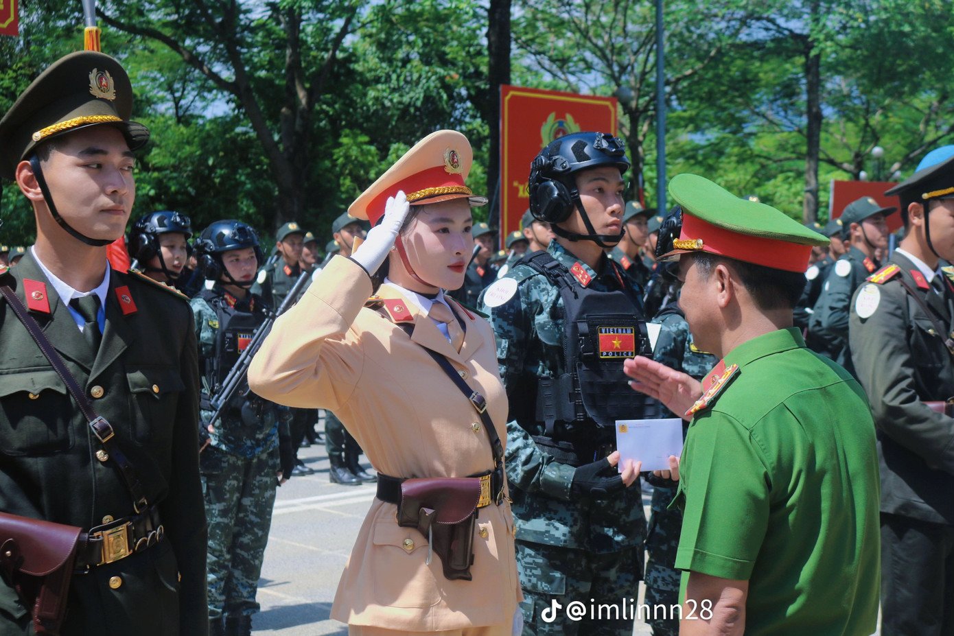 Khoảnh khắc nghiêm trang thực hiện động tác "chào điều lệnh" của Thảo Linh đã khiến nhiều người xao xuyến. Ảnh: @imlinnn28.