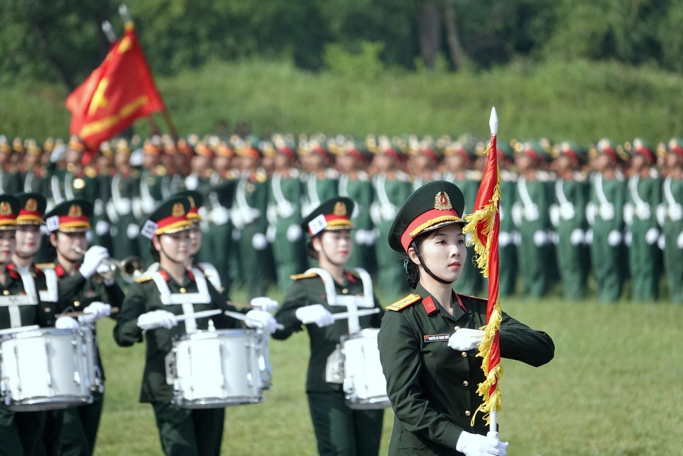 Giữ vai trò Khối trưởng, nhiệm vụ của Thanh Trúc không chỉ đảm bảo đội hình, đội ngũ mà còn phải giữ tiết tấu hài hòa với khối đứng. Ảnh: Nguyễn Minh - Công Hướng (TPO).