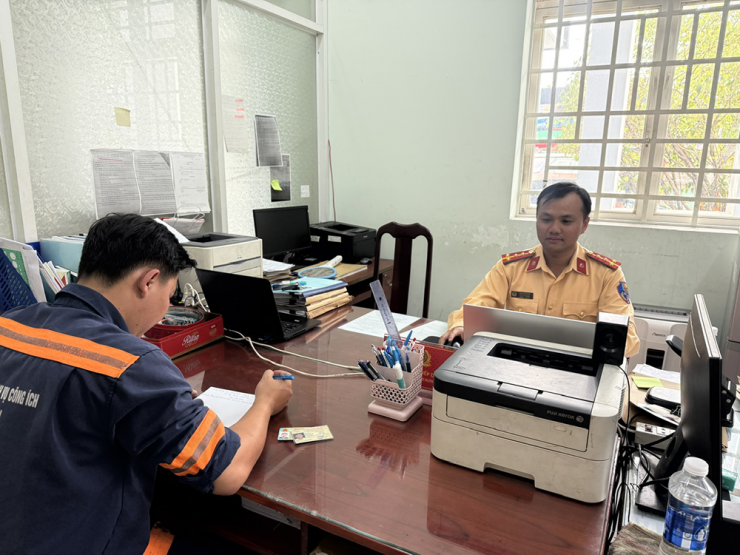 Tài xế N.T.Đ khi làm việc với CSGT. Ảnh: Phòng CSGT
