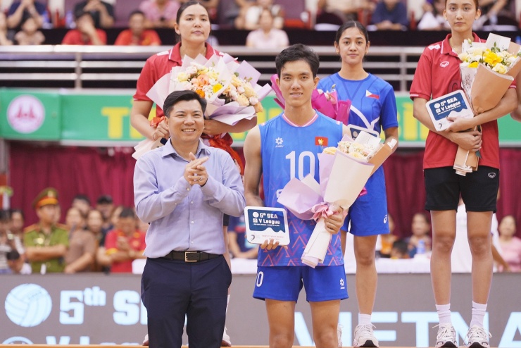 Bích Tuyền nhận cú đúp danh hiệu cá nhân. Ảnh: Trung Kiên