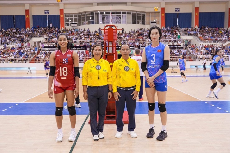 Hai đội trưởng Thanh Thúy và Ajcharaporn làm thủ tục trước trận chung kết