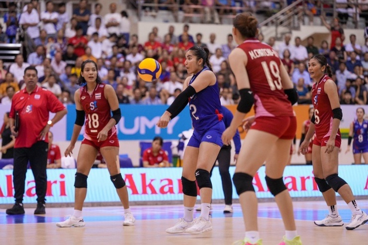 Kể từ thời điểm này, các cô gái Thái
Lan không còn là chính mình trước sự thăng hoa của đội chủ nhà