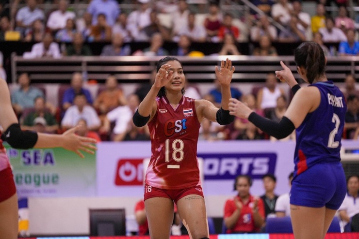 Bích Tuyền và Thanh Thúy giúp Việt
Nam dẫn trước 5 điểm, nhưng lỗi liên tiếp tạo cơ hội cho đối thủ
lật ngược, thắng sít sao 26-24.