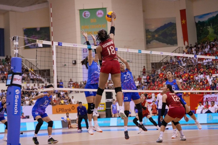 Một pha chắn đôi Lâm Oanh và Bích
Thủy trước cú đập của đối phương