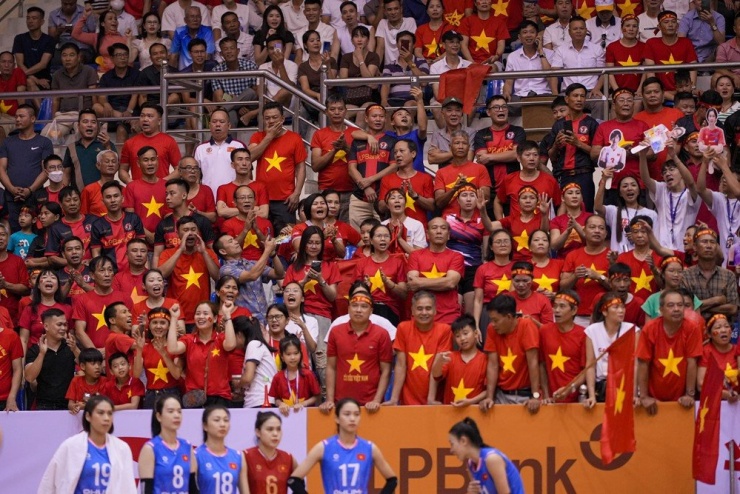 CĐV tiếp lửa cho ĐT Việt Nam từ các
khán đài Nhà thi đấu tỉnh Ninh Bình tối 10/8