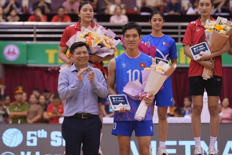 Bích
Tuyền bùng nổ với cú đập bóng ghi điểm quyết định, đem về chức vô
địch lịch sử cho ĐT Việt Nam. Đối chuyền sinh năm 2000 giành danh
hiệu VĐV xuất sắc nhất chặng 2 SEA V.League 2025. Tay đập này cũng
trở thành VĐV Việt Nam đầu tiên đạt danh hiệu này tại giải đấu
trên. Trong trận chung kết, Tuyền ghi tới 45 điểm (42 điểm tấn
công, 3 điểm chắn bóng). 