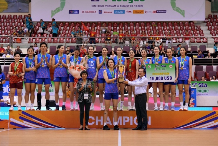 Đội trưởng Thanh Thúy nhận chiếc cúp
chiến thắng từ lãnh đạo tỉnh Ninh Bình