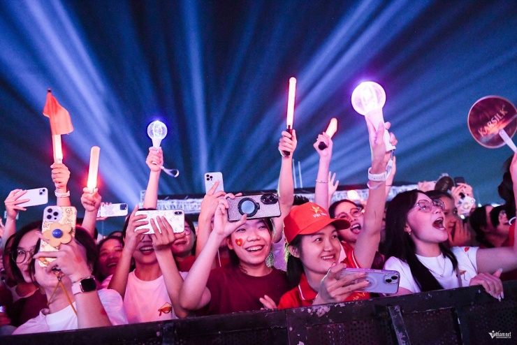 50.000 khán giả nhuộm đỏ sân Mỹ Đình, Tùng Dương 'viết tiếp câu chuyện hoà bình' - 2